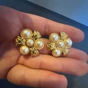 Gold tone and faux pearls vintage earrings
